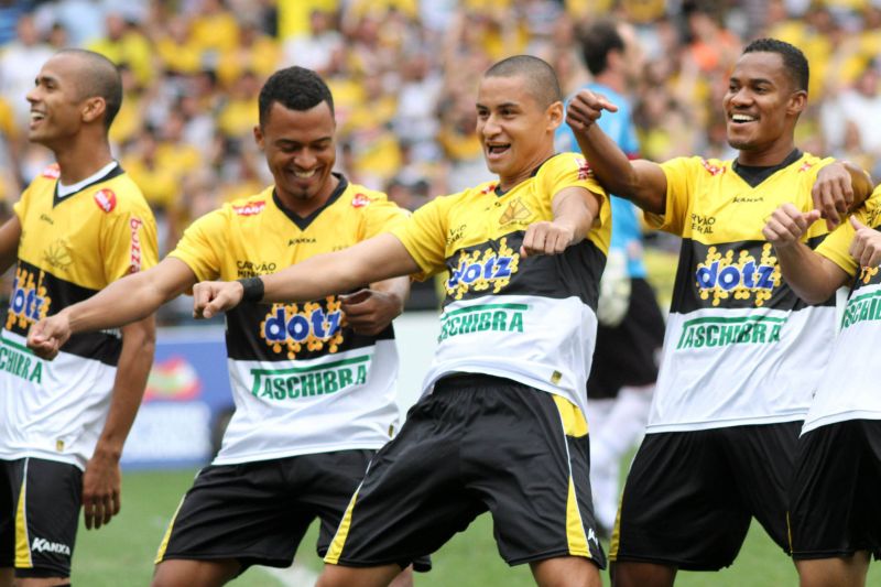 Wellington Paulista comemora o gol que deixou o time muito perto de escapar do rebaixamento | Fernando Ribeiro/Folhapress