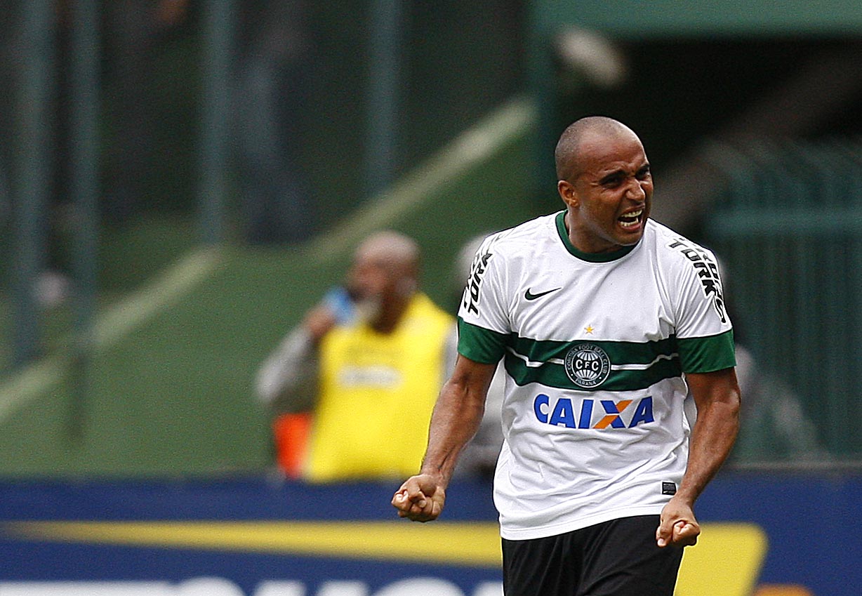 Deivid comemora o gol que abriu o placar no fim do primeiro tempo | Jonathan Campos/Gazeta do Povo