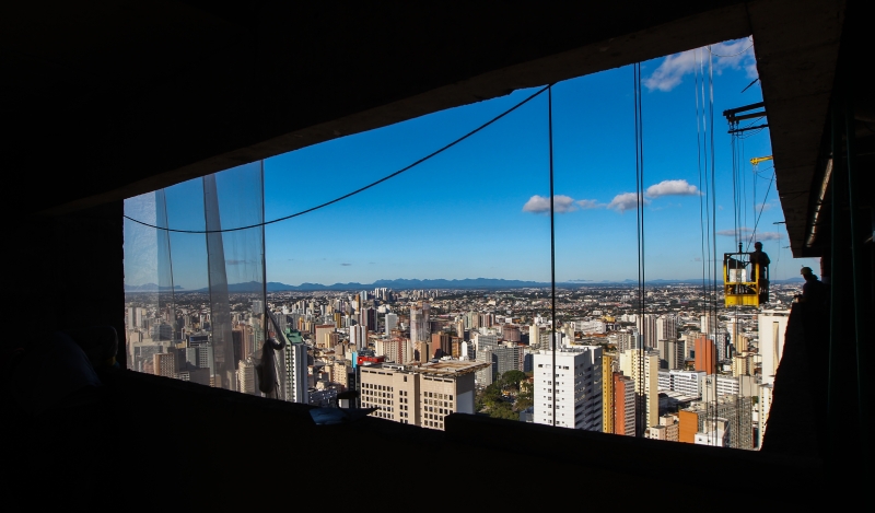 Ritmo de alvarás e de lançamentos caiu em relação ao início do boom, mas a cidade mantém produção e demanda aquecidas | Daniel Castellano/ Gazeta do Povo