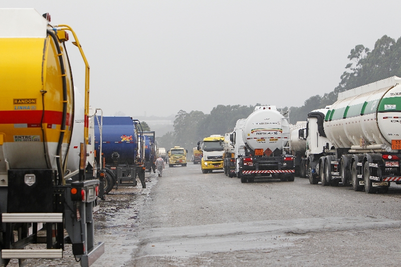 Na quinta-feira, caminhões formaram filas nas distribuidoras, em Araucária. Postos tentam evitar desabastecimento | Antônio More/ Gazeta do Povo