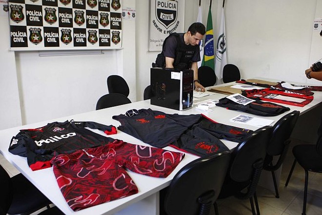 Material apreendido pela Polícia Civil na sede da Fanáticos na Operação Cartão Vermelho, que investiga a selvageria na Arena Joinville |