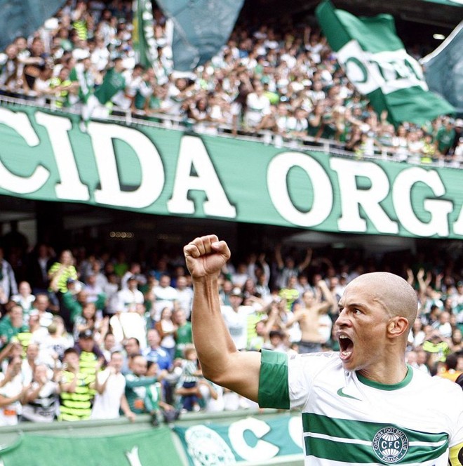 Alex comemora o segundo gol do Coritiba na vitória sobre o Botafogo |