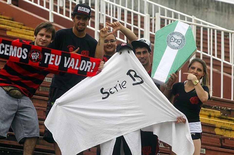 Torcida do Atlético lembra do fantasma do rebaixamento que sonda o Coritiba | Albari Rosa / Gazeta do Povo