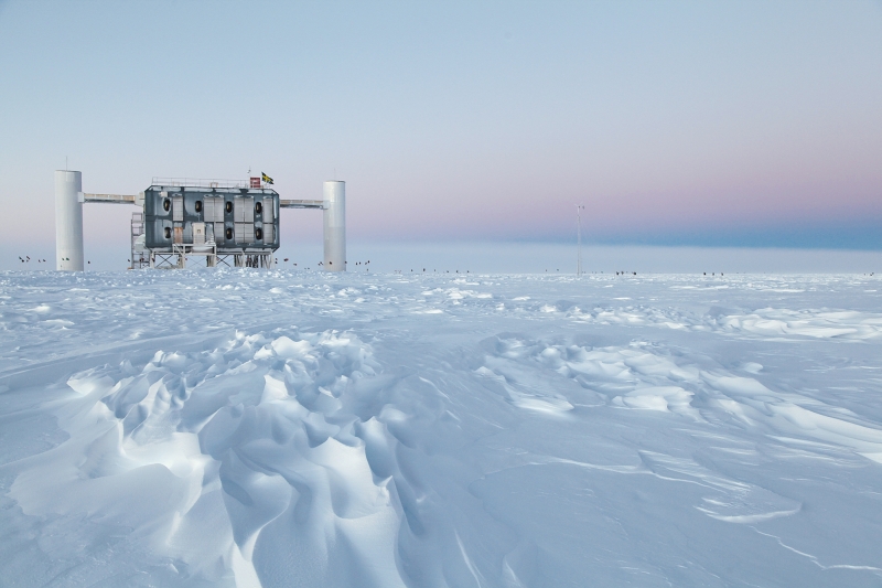 Enterrados na Antártica, sensores do Observatório IceCube procuram provas da chegada de partículas subatômicas de talvez milhares de anos-luz de distância daqui | Sven Lidstrom, Icecube/N.S.F.
