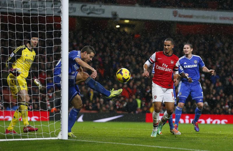 Azpilicueta, do Chelsea, tira bola em cima da linha no fim da partida e garante empate por 0 a 0 com o Arsenal | Andrew Winning / Reuters