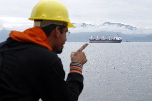 Operador observa embarcação em Paranaguá. Mudanças vão reduzir paradas, aposta a Appa | Henry Milla©o/gazeta Do Povo