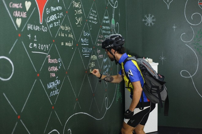O ciclista Rafael Leal deixa sua mensagem no Bazar de Experiências: marketing do bem em ação | André Rodrigues/ Gazeta do Povo