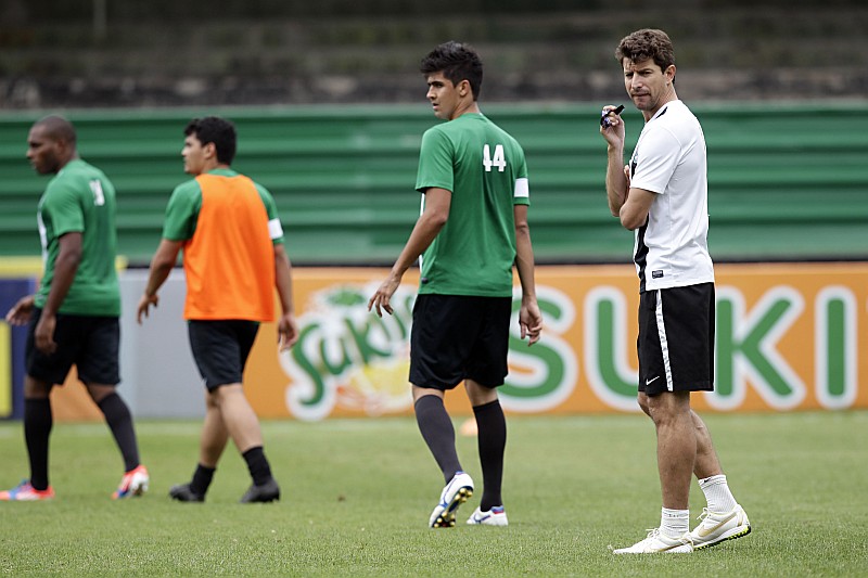 O zagueiro Leandro Almeida, com número 44 nas costas, volta ao time do Coritiba após cumprir suspensão | Felipe Rosa / Tribuna do Paraná