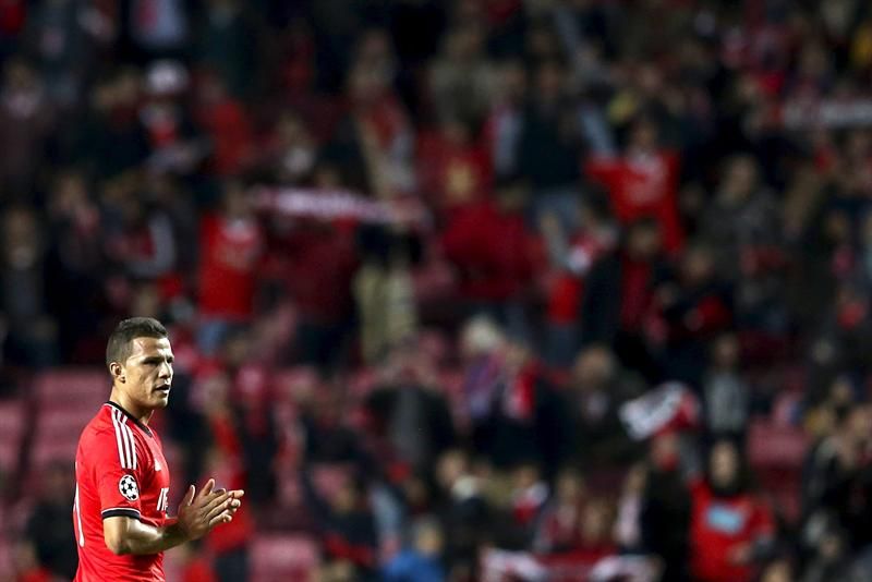 Lima comemora seu gol de pênalti na vitória do Benfica sobre o PSG em Lisboa | José Sena Goulao / EFE