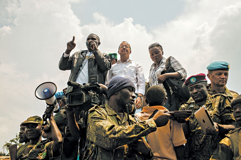 ONU autorizou suas forças para neutralizar grupos armados; Martin Kobler, centro, em Kiwanja | Pete Muller para The New York Times