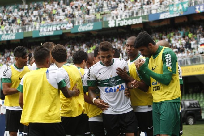 Jogadores comemoram a importante vitória do Coritiba |