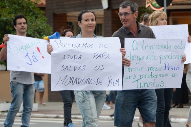 Moradores de Canasvieiras dizem estar indignados com o grande número de moradores de rua na praia | João Soares/Agência-RBS