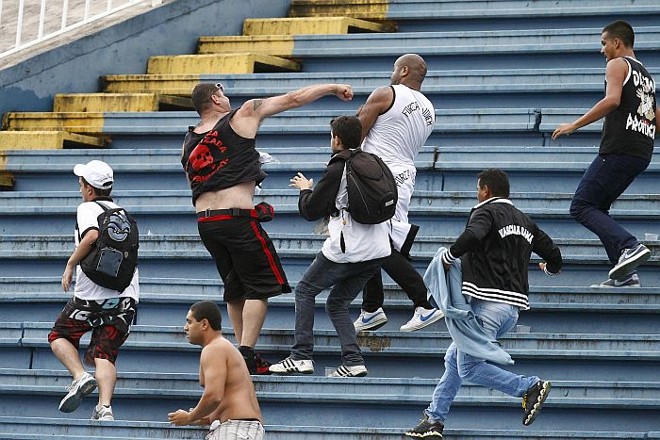 Torcedores do Atlético e Vasco brigam na Arena Joinville | 