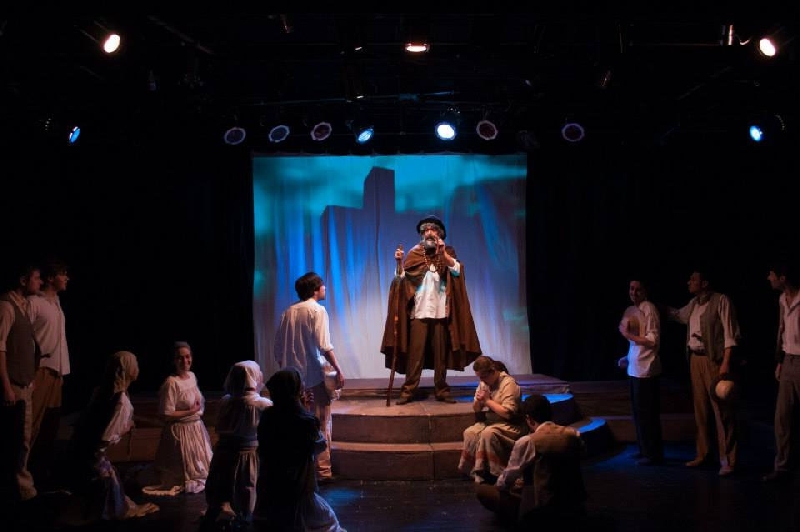 Espetáculo tem cerca de 30 participantes e música ao vivo | Ana Chris/Divulgação