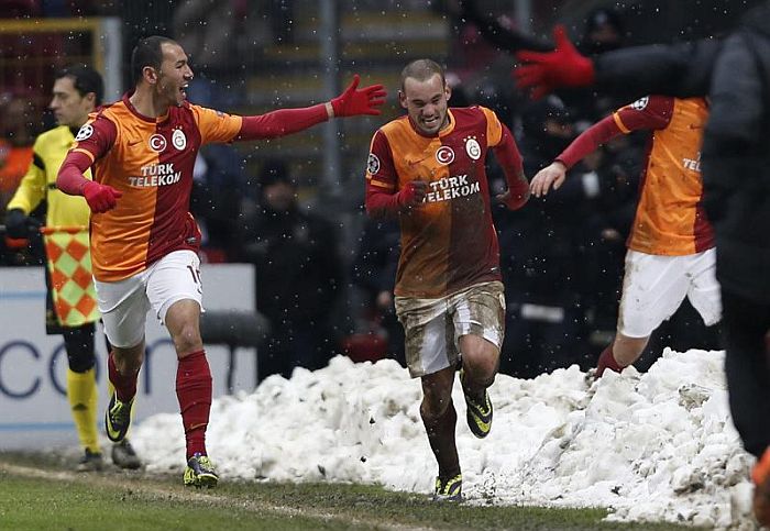 Sneidjer comemora o gol do Galatasaray ao lado da neve retirada do gramado | Tolga Bozoglu / EFE