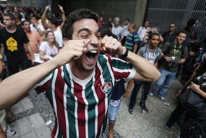 Torcedor do Fluminense ironiza a Portuguesa no julgamento no STJD | Guito Moreto / Agência O Globo