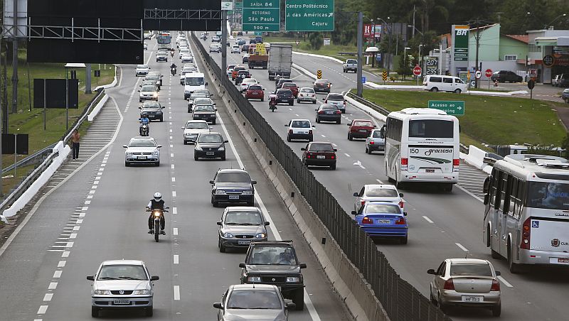 Movimento nas estradas que ligam Curitiba às praias foi alto durante toda essa quinta-feira (26) | Henry Milléo/Agência de Notícias Gazeta do Povo
