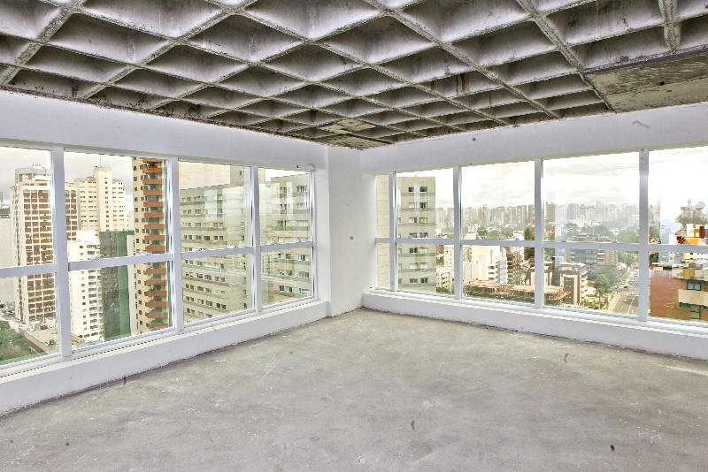 Vista de um dos andares do Helbor Offices Champagnat. Vão livre e estrutura que o mercado demandava há tempos | Daniel Castellano/ Gazeta do Povo