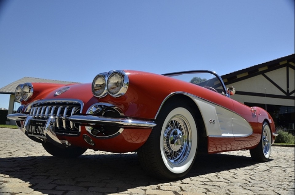Janeiro - Chevrolet Corvette 1960- O roadster pertence ao médico Luiz Ernesto Wendler, 57 anos. Carrega um motor V8 283, de 253 cv, associado a um câmbio automático de 3 marchas. Destaca-se pelo refinamento e conforto, comuns nos modelos deste período | Marco Antonio Fransolin Peres