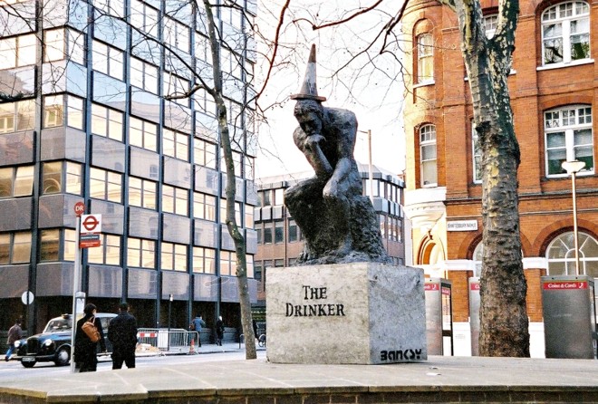 The Drinker, a primeira escultura de Banksy, feita em 2003, chegou a ser roubada das ruas de Londres | 