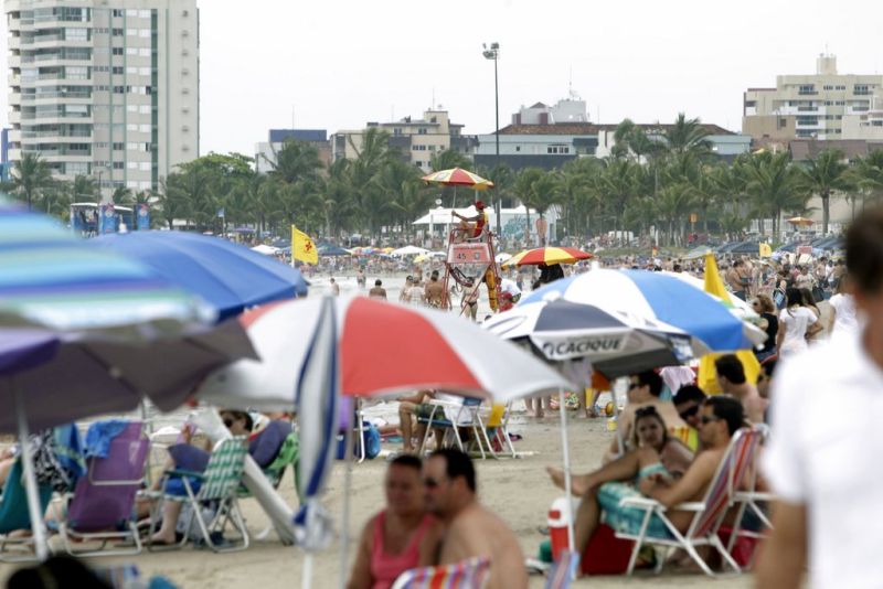 Apesar do tempo encoberto, temperatura deve chegar a 30ºC no litoral | Daniel Castellano/Agência de Notícias Gazeta do Povo