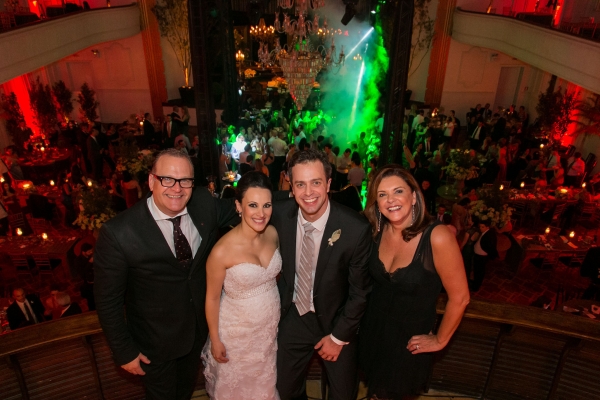 O designer de interiores Roberto Amaral da Cunha (à esq.) e sua sócia Beatriz Séra, da recém-criada Conceito Design Eventos, estrearam na nova função com o elegante e elogiado casamento de Carla Santin e Luiz Guilherme Kloss, no último dia 29, no Clube Concórdia | Naideron Jr.