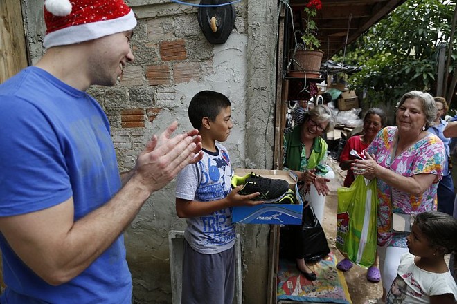 Um dos pedidos do menino na carta era que ele pudesse ganhar um tênis de presente |
