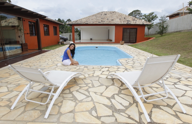 Andressa Ballão programa a limpeza da piscina e a manutenção do jardim para economizar | Daniel Castellano/ Gazeta do Povo