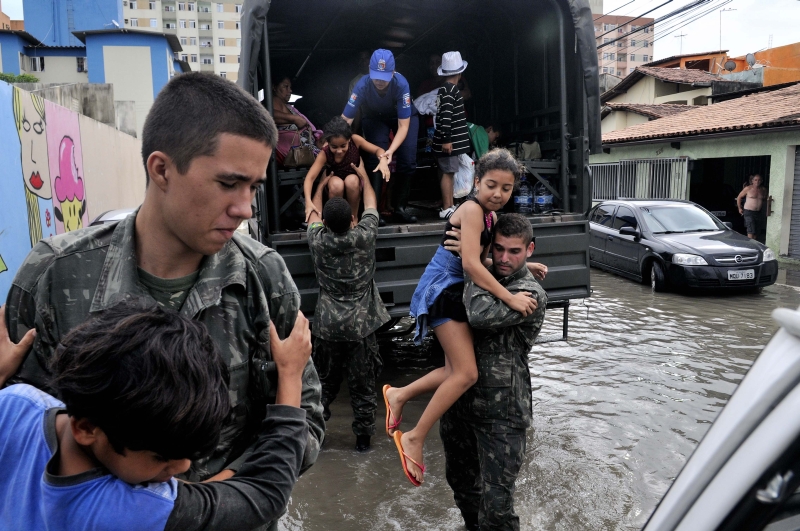 Militares ajudam a transportar crianças que tiveram as casas alagadas no Espírito Santo: estado enfrenta a pior temporada de chuvas desde 1979 | Vitor Jubini /Gazeta de Vitória