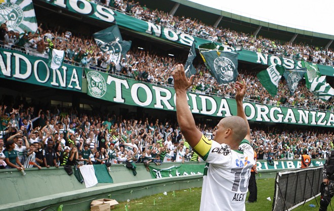 Alex, capitão e ídolo da torcida, faz a festa com a arquibancada |