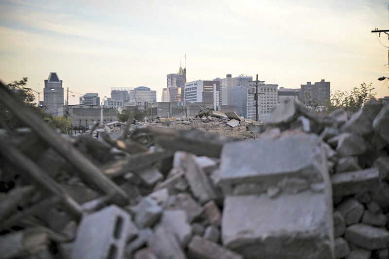 Casas demolidas na cidade de Baltimore; diminui população de cidades dos Estados Unidos que foram polos industriais | Gabriella Demczuk/The New York Times