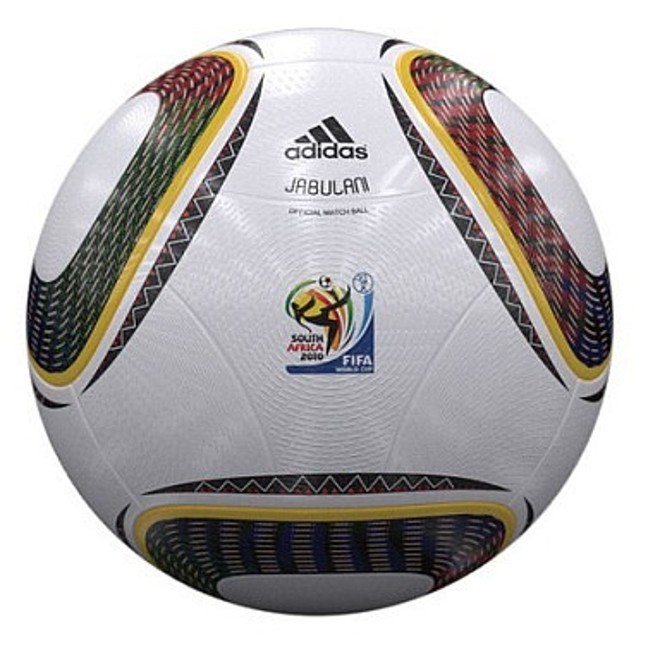 A Jabulani, da Copa de 2010, na África do Sul, tinha oito gomos termossoldados. Tinha 11 cores representando as 11 línguas do país. Ficou conhecida pelos desvios imprevisíveis de trajetória que, aliados a vários jogos disputados na altitude, foram o terror de goleiros e atacantes | 