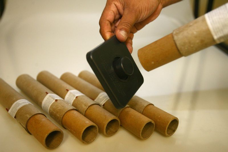 Se for lançar fogos de artifício, verifique sempre o pavio, direcione o rojão para longe de janelas e pessoas e contra o vento | Pedro Serápio/Arquivo Gazeta do Povo