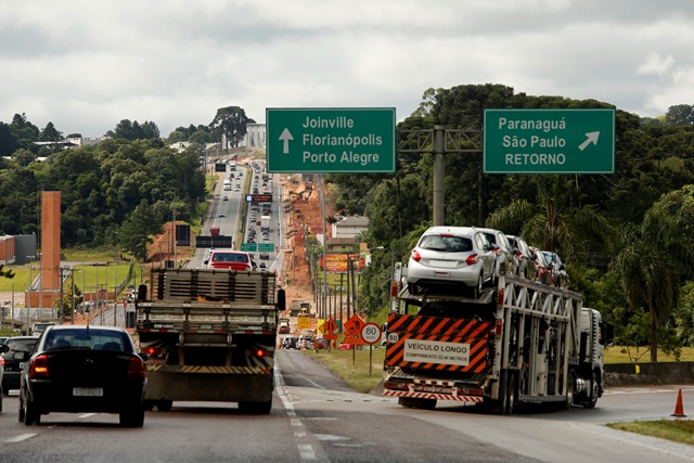Movimento intenso na BR-376 neste sábado (21) | Marcelo Andrade / Gazeta do Povo