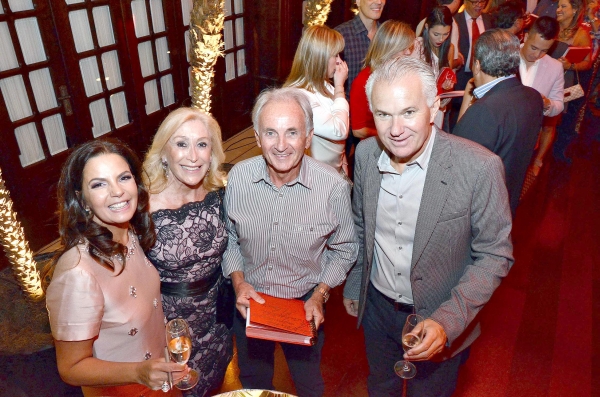 Nadyesda Almeida Bonet (à esq.) e o marido, Paulo Bonet, com o casal Maria José e Agostinho Hauer (ao centro) no badalado coquetel de lançamento de sua Agenda Empresarial 2014, no Graciosa Country Club. O evento mostrou que Nadynha, como é chamada pelos amigos, herdou o carisma e o prestígio do pai, o saudoso Dino Almeida | Kraw Penas