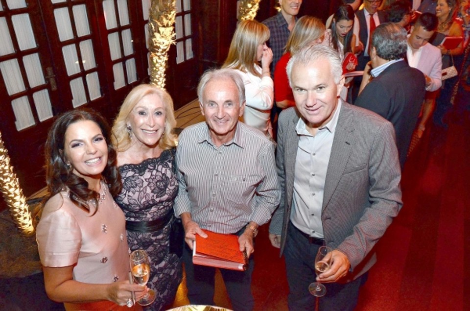 Nadyesda Almeida Bonet (à esq.) e o marido, Paulo Bonet, com o casal Maria José e Agostinho Hauer (ao centro) no badalado coquetel de lançamento de sua Agenda Empresarial 2014, no Graciosa Country Club. O evento mostrou que Nadynha, como é chamada pelos amigos, herdou o carisma e o prestígio do pai, o saudoso Dino Almeida | Kraw Penas