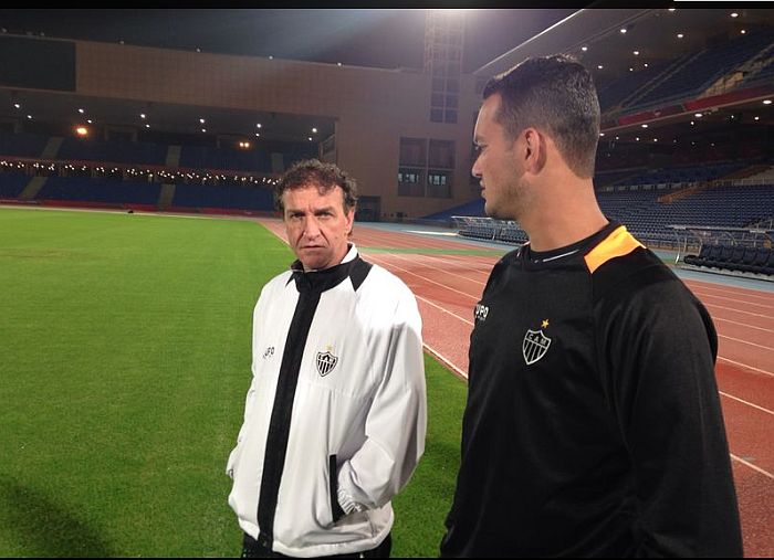 Técnico Cuca conversa com o zagueiro Réver no treino no Estádio de Marrakesh: Galo está confiante de que pegará o Bayern de Munique na decisão | Divulgação Atlético-MG