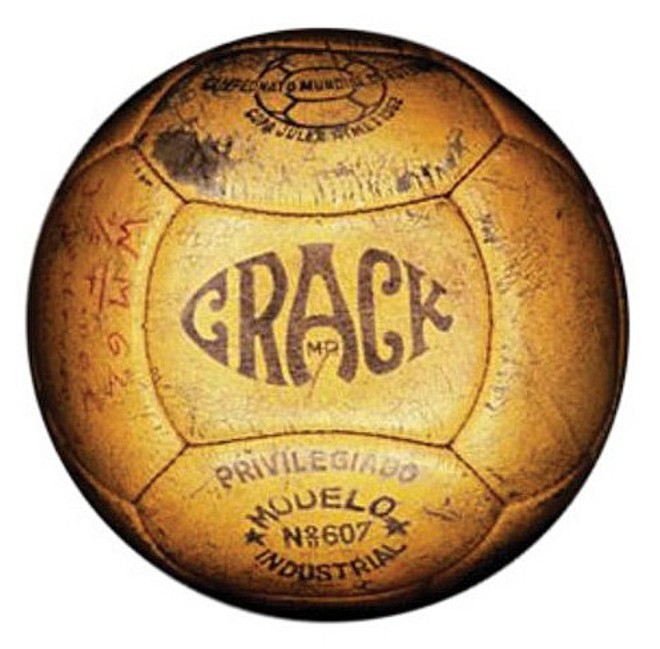A Mr. Crack da Copa de 1962, no Chile, não seguia o padrão europeu. Nas chuvas, absorvia muita água e no sol descascava com facilidade | 