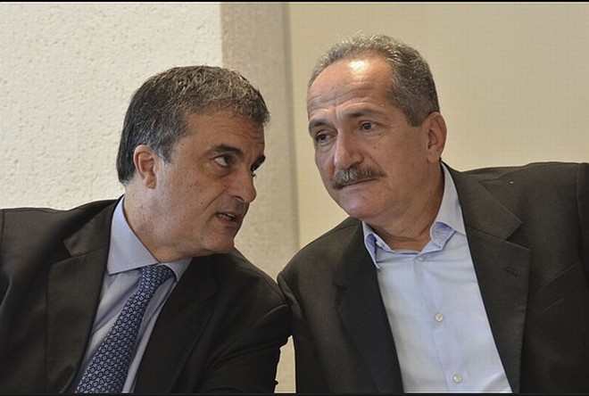 Ministro da Justiça, José Eduardo Cardozo, conversa com o ministro do Esporte, Aldo Rabelo, em reunião em Brasília: governo federal quer criação de delegacias especiais para investigar violência entre torcedores | Elza Fiuza / Agência Brasil