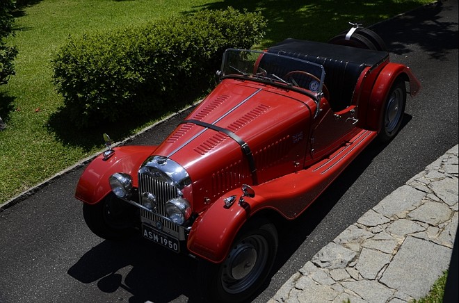Outubro - Morgan 4/4 1950- O modelo inglês 4/4 (quatro rodas e quatro cilindros) é o mais bem-sucedido carro em todos os tempos, sendo produzido até hoje após 77 anos. O exemplar da engenheira civil Beatriz Mulinari Pinheiro Machado, 46 anos, tem bloco 2.1 de 68 cv |