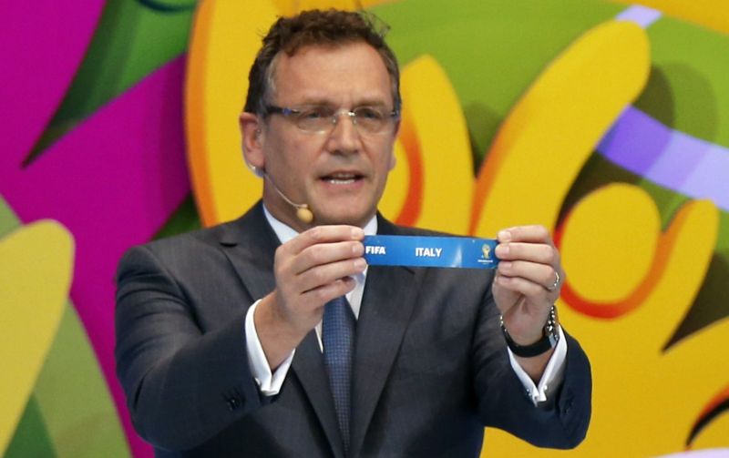 Jerome Valcke exibe o papel com a Itália, uma das integrantes do grupo da morte | Reuters
