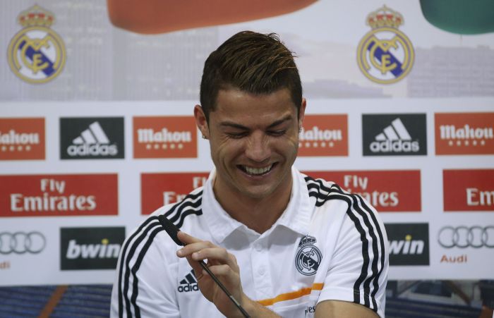 O jogador do Real Madrid Cristiano Ronaldo participa da coletiva de imprensa promovida pela equipe para discutir os rumos da Copa de 2014 | REUTERS/Javier Barbancho
