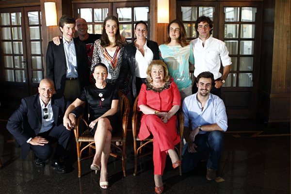 Aconteceu nesta última terça-feira, no Graciosa Country Club, a confraternização entre as famílias Lemanski e Cunha Pereira, sócias do GRPCom. Conselheiras do Grupo, Terezinha Doring Cunha Pereira e Elsa de Almeida Passos na foto, rodeadas pelos filhos e netos comandaram a comemoração de fim de ano | Albari Rosa/Gazeta do Povo