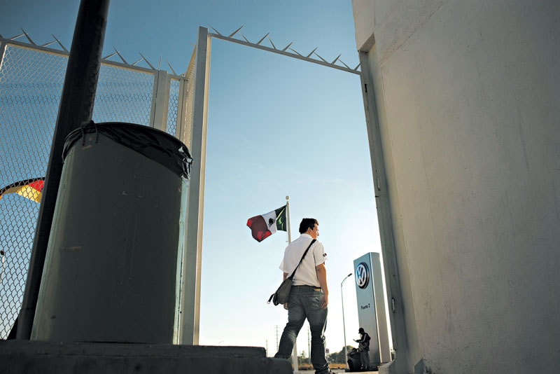 Os investimentos do México em educação e no porto interior trouxeram empregos para engenheiros jovens como Ivan Zamora, acima, e melhoraram a habitação | Andrea Bruce para The New York Times