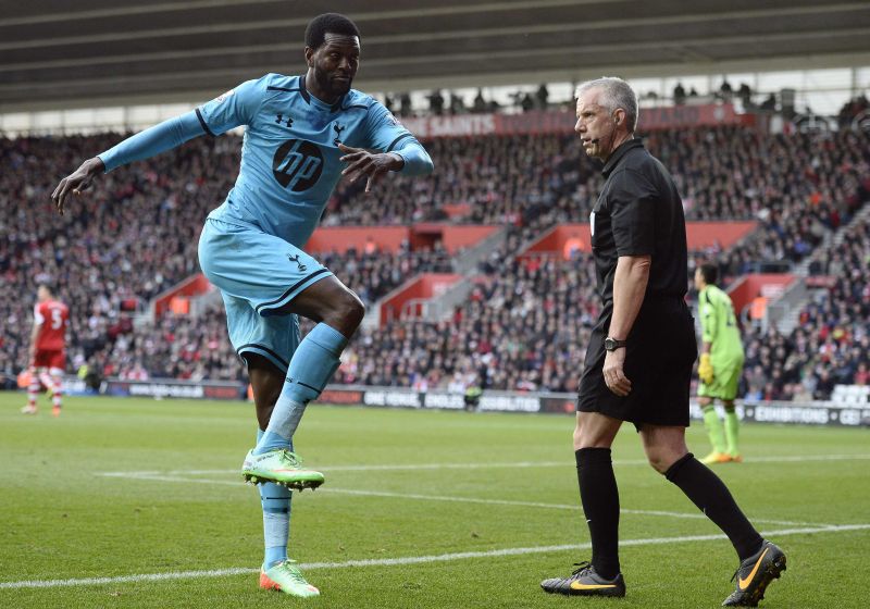 Atacante togolês Adebayor comemora seu segundo gol na vitória do Tottenham sobre o Southampton | Dylan Martinez / Reuters