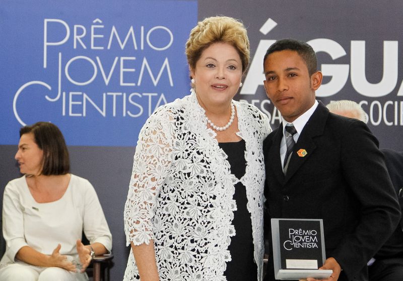 Dilma Rousseff entrega o prêmio ao primeiro colocado na Categoria Estudante do Ensino Médio, Edivan Nascimento Pereira durante cerimônia de entrega do XXVII Prêmio Jovem Cientista nesta segunda | Roberto Stuckert Filho / Presidência da República / Divulgação