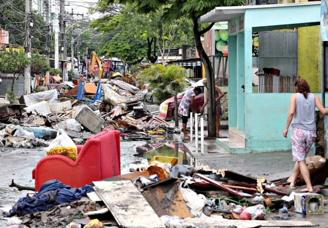 Móveis destruídos pela chuva foram deixados na rua por moradores do bairro de Botafogo | Guilherme Pinto/Agência O Globo