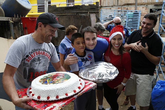 Entre os presentes entregues estão um bolo com decoração natalina e outros alimentos |