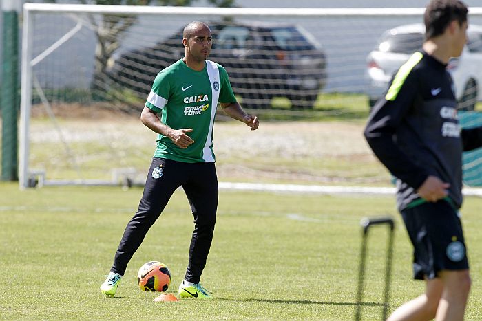Segundo Tcheco, a experiência de Deivid fará falta ao Coritiba na partida decisiva com o São Paulo | Antonio More / Gazeta do Povo