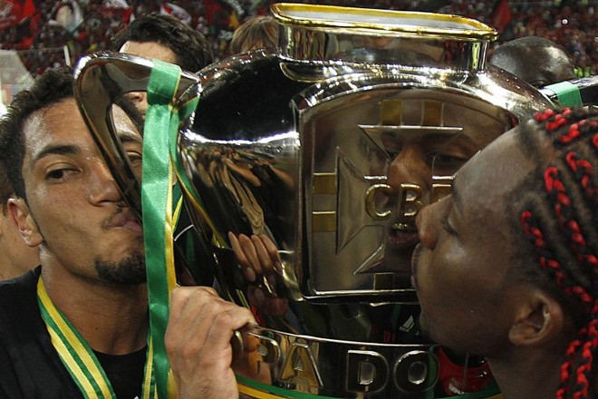 Jogadores do Flamengo comemoram a conquista da Copa do Brasil, na vitória sobre o Atlético |